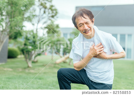 Middle-aged man with heartache Middle-aged man with heartache 82558853