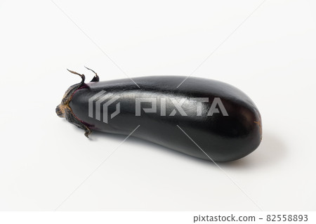 茄子白色背景 82558893