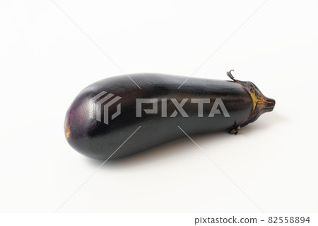 茄子白色背景 82558894