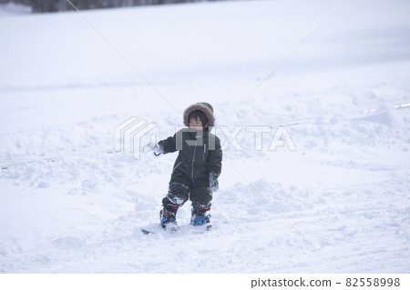 3歲男孩滑雪 82558998