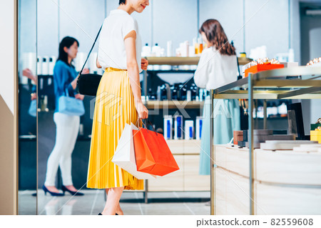 Women shopping: Photographing cooperation: g GIFT AND LIFESTYLE 82559608