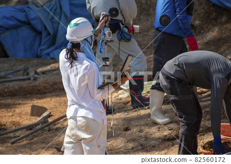 A female craftsman who conducts on-site command with a computer in one hand A female craftsman who conducts on-site command with a computer in one hand 82560172