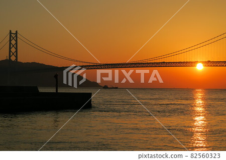從神戶 Fisherina 看到的明石海峽大橋和日落 82560323