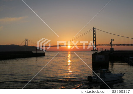 Akashi Kaikyo Bridge and sunset seen from Kobe Fisherina 82560337