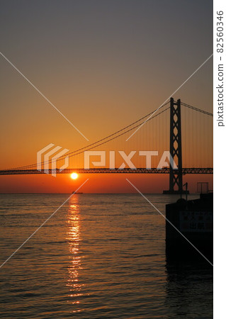 Akashi Kaikyo Bridge and sunset seen from Kobe Fisherina 82560346