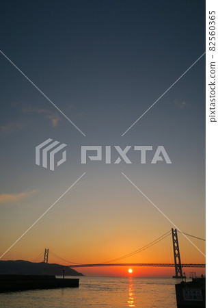 Akashi Kaikyo Bridge and sunset seen from Kobe Fisherina 82560365