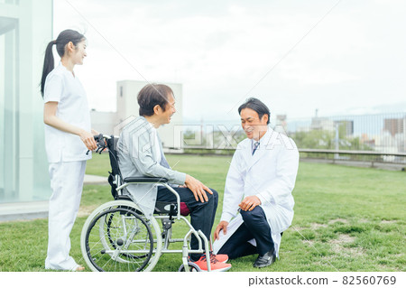 康復患者和醫務人員(醫生和護士) 康復患者和醫務人員(醫生和護士) 82560769