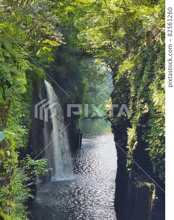 Manaino Falls in Takachiho Gorge on a sunny day with a lot of water due to flooding 82561260