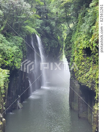 Manaino Falls in the mysterious Takachiho Gorge, which was hazy due to rain 82561261