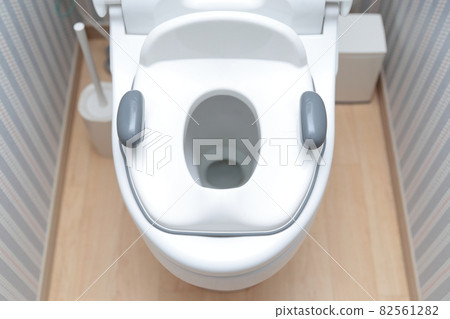 Install an auxiliary toilet seat for children's potty training 82561282