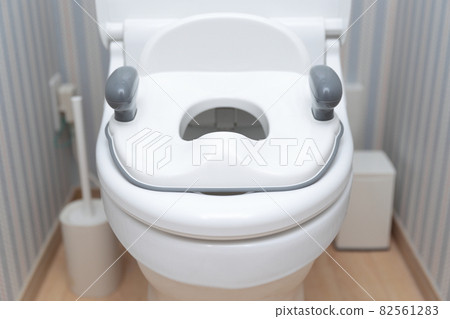 Install an auxiliary toilet seat for children's potty training 82561283