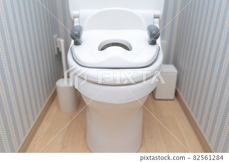 Install an auxiliary toilet seat for children's potty training 82561284