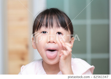 A girl who plays an instigation 82561347