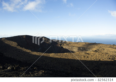 Izu Oshima Miharayama crater, winter Izu Oshima Miharayama crater, winter 82562314