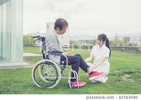 感覺腳有問題的中年男性和醫護人員 82563690