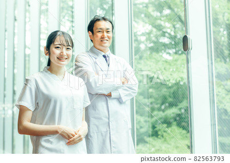 A man and a woman in white coats 82563793