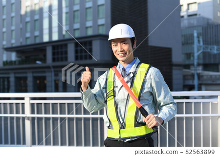 用導桿引導交通的衛兵 82563899