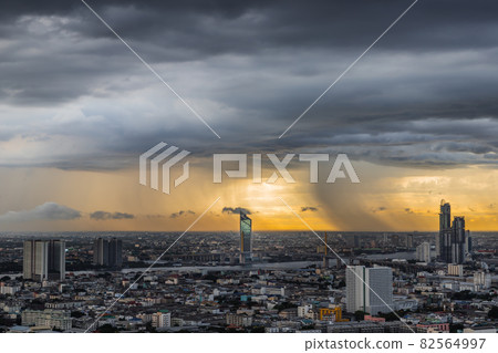 Beautiful city view of Bangkok Before the rain at sunset. 82564997