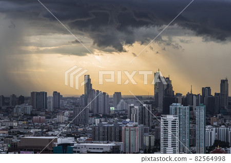 Beautiful city view of Bangkok Before the rain at sunset. 82564998