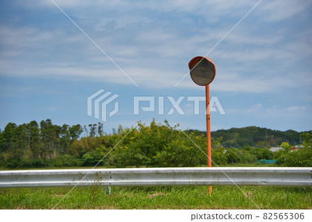 Scenery with a curved mirror in early summer 《Isumi City》 82565306