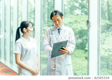 一男一女穿白大褂 一男一女穿白大褂 82565334