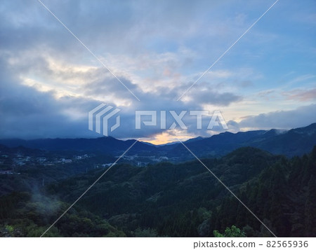 俯瞰高千穗町國見丘的朝日、城鎮和自然 俯瞰高千穗町國見丘的朝日、城鎮和自然 82565936