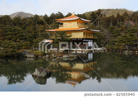 重新屋頂後的第一場雪?擁有大量池塘的金閣寺 重新屋頂後的第一場雪?擁有大量池塘的金閣寺 82565940
