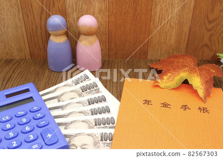 Pension notebook and couple doll 82567303