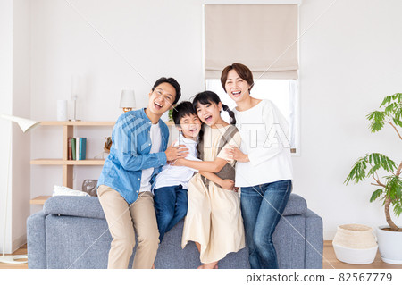 客廳裡有四個人 82567779