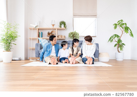 一家四口坐在客廳裡 82567780