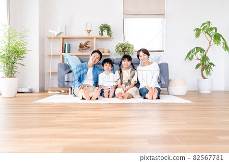 一家四口坐在客廳裡 82567781