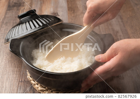 Rice with steam coming out of the clay pot 82567926