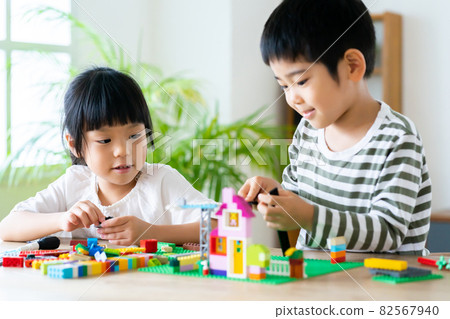 Girls and boys playing with blocks 82567940
