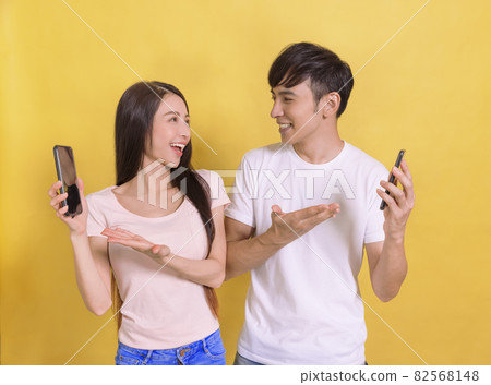 Happy Young  couple showing the  smartphone screen 82568148