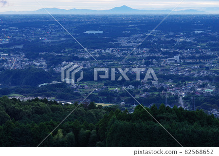 View of Mt. Tsukuba from the observation deck of Nakahira Ryokuchi Park [Yorii Town, Saitama Prefecture] 82568652