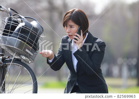 一個女員工把自行車弄壞了打電話 一個女員工把自行車弄壞了打電話 82569963