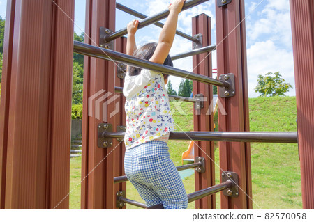 在公園裡玩運動玩具的女孩 在公園裡玩運動玩具的女孩 82570058