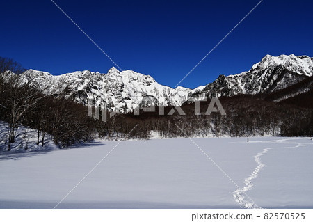 冬天的戶隱鏡池,在藍天上佈滿了雪鞋的腳印 冬天的戶隱鏡池,在藍天上佈滿了雪鞋的腳印 82570525