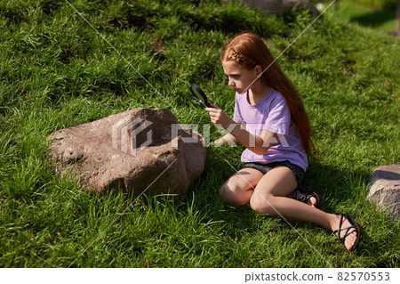 little kids look at hedgehog using magnifier 82570553