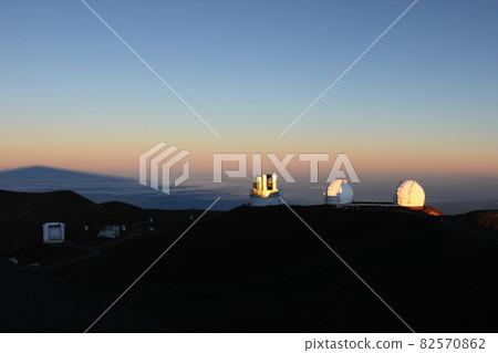 從夏威夷大島哈雷阿卡拉山頂的朝日 82570862