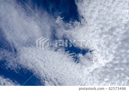  藍天和雲彩 82573486