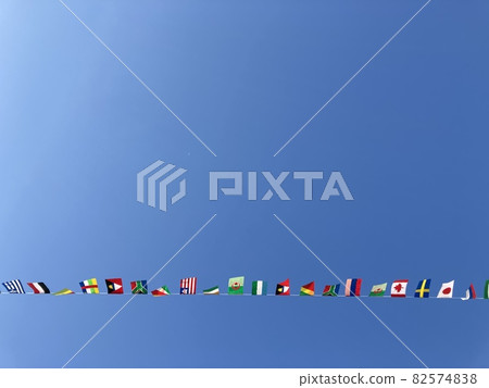 藍天和世界國旗 藍天和世界國旗 82574838