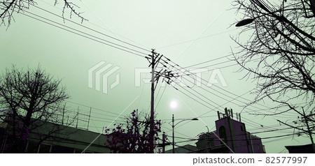 電線桿後被黃塵覆蓋的太陽 82577997
