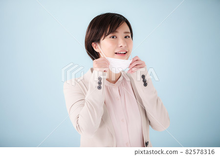 Business woman mask life 82578316