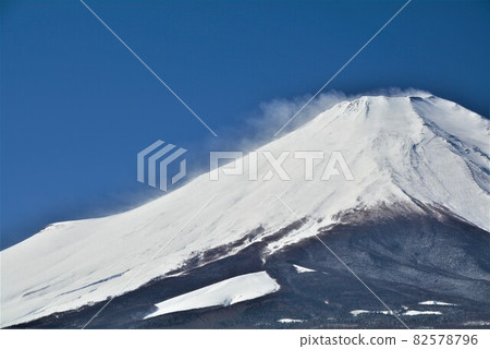 View Mt. Fuji from Lake Yamanaka in winter 82578796