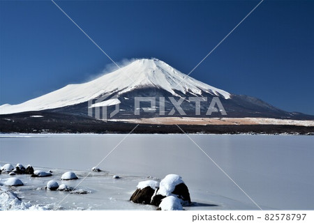 View Mt. Fuji from Lake Yamanaka in winter 82578797