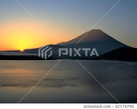 Sunrise of Lake Motosu 82578798
