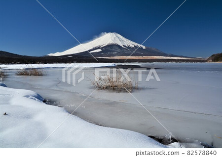 冬天從山中湖眺望富士山 82578840