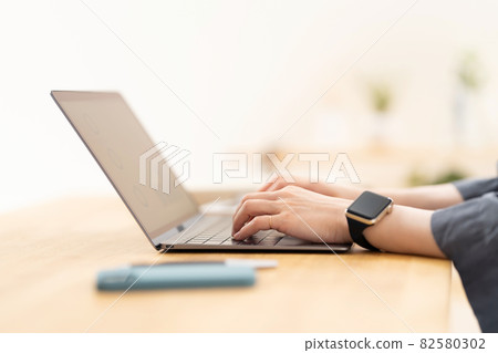 Telework hand typing Telework hand typing 82580302