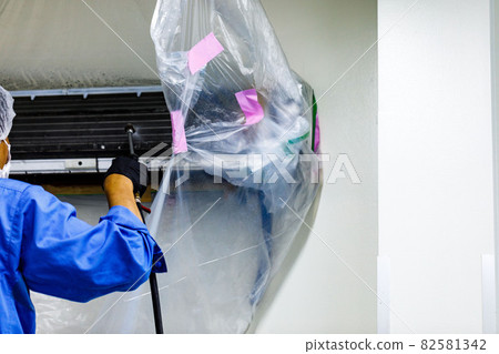 Wall-mounted air conditioner cleaning work 82581342